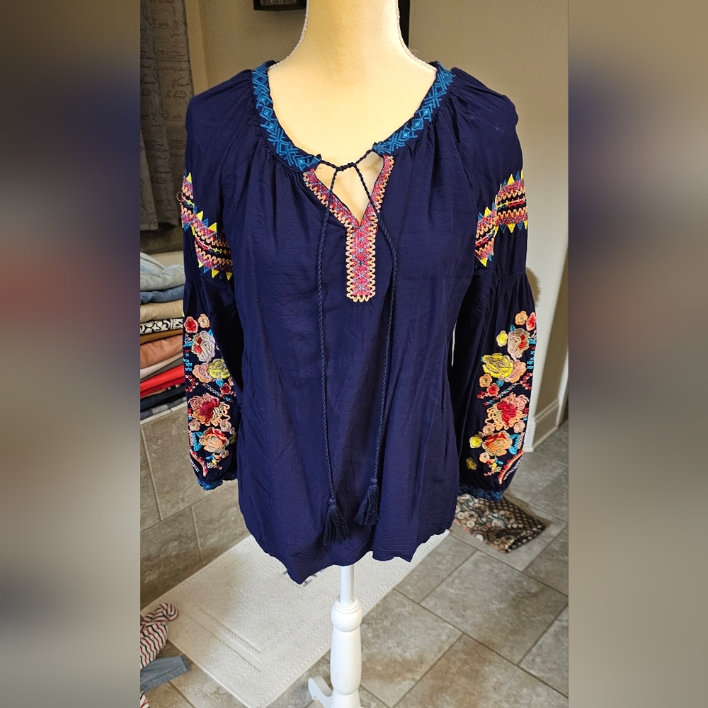 Rmbroided sleeve blouse